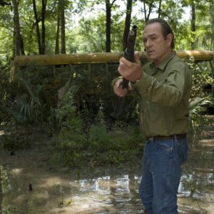 Tommy Lee Jones nel film In the Electric Mist
