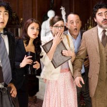 Yuki Matsuzaki, Aishwarya Rai, Emily Mortimer, Jean Reno e Alfred Molina in una scena del film La pantera rosa 2