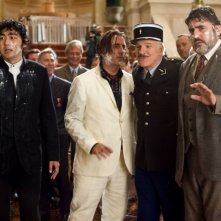 Yuki Matsuzaki, Andy Garcia, Steve Martin e Alfred Molina in una scena del film La pantera rosa 2