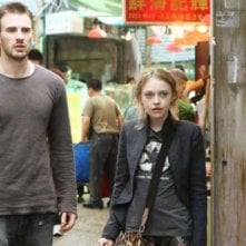 Chris Evans e Dakota Fanning in una scena del film Push