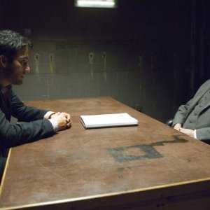 Clive Owen e Armin Mueller-Stahl in una scena del film The International