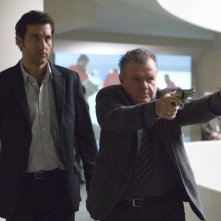 Clive Owen e Jack McGee in un'immagine del film The International
