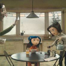 Coraline prova a ottenere l'attenzione dei suoi genitori in una scena del film Coraline e la porta magica