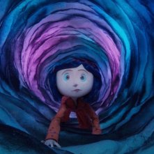 Coraline viaggia attraverso un portale tra mondi diversi in una scena del film Coraline e la porta magica