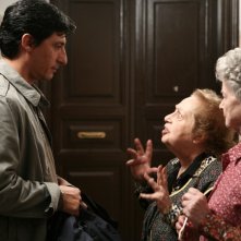 Emilio Solfrizzi, Pia Velsi ed Ariella Reggio in una scena dell'episodio Maledetta Primavera di Tutti pazzi per amore