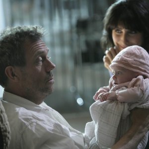 Hugh Laurie e Lisa Edelstein in una scena dell'episodio Big Baby di Dr. House: Medical Division