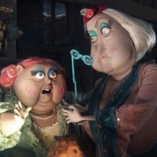 Miss Forcible e Miss Spink leggono una foglia di the in una scena del film Coraline e la porta magica