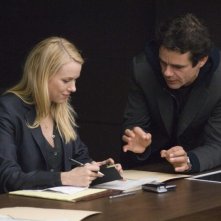 Naomi Watts e il regista Tom Tykwer sul set del film The International