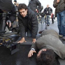 Tom Tykwer sul set del film The International