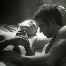 Un'immagine del film Raging Sun, Raging Sky