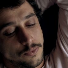 Un primo piano di Corrado Fortuna nel film Una notte blu cobalto