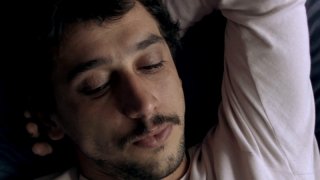 Un primo piano di Corrado Fortuna nel film Una notte blu cobalto