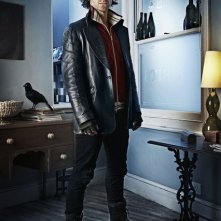 Aidan Turner è Mitchell in una immagine promozionale di Being Human