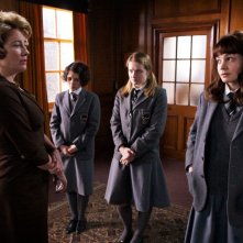 Emma Thompson, Ellie Kendrick, Amanda Fairbank-Hynes, Carey Mulligan in una scena del film An Education