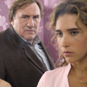 Gerard Depardieu e Vahina Giocante in una scena di Bellamy