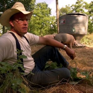 Joel Salatin in una scena del film Food, Inc.