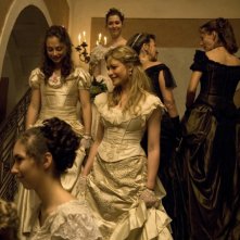 Julia Jentsch (al centro) nei panni di Effi Briest nel film presentato nella sezione Berlinale Special 2009