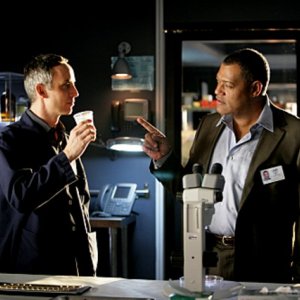 Laurence Fishburne e Wallace Langham in una scena dell'episodio The Grave Shift di CSI