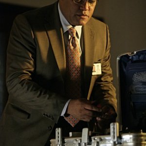 Laurence Fishburne in una scena dell'episodio The Grave Shift di CSI