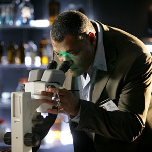 Laurence Fishburne nell'episodio The Grave Shift di CSI
