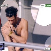 Grande Fratello 9 - Alberto prende il sole