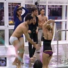 Grande Fratello 9 - Annachiara e Alberto in piscina insieme a Gianluca, Siria e Marcello