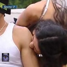 Grande Fratello 9 - Cristina morde Gianluca durante uno scherzo erotico
