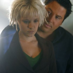 Greg Grunberg e Brea Grant in una scena tratta da A Clear and Present Danger, terza stagione di Heroes