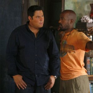 Greg Grunberg e Ntare Mwine in una scena tratta da A Clear and Present Danger, terza stagione di Heroes