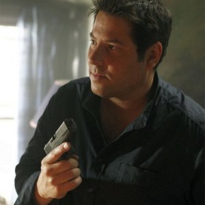 Greg Grunberg in una scena tratta da A Clear and Present Danger, terza stagione di Heroes