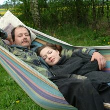 Hannah Herzsprung  e Guntram Brattia in una scena del film Pink