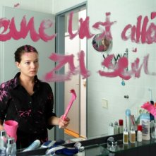 Hannah Herzsprung in una sequenza del film Pink