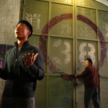 James Kyson Lee e Masi Oka in una scena di A Clear and Present Danger, terza stagione di Heroes