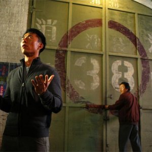 James Kyson Lee e Masi Oka in una scena di A Clear and Present Danger, terza stagione di Heroes