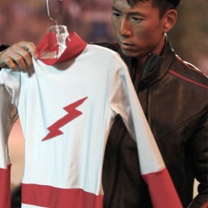 James Kyson Lee in una scena di A Clear and Present Danger, terza stagione di Heroes