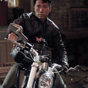 James Kyson Lee in una scena tratta da A Clear and Present Danger, terza stagione di Heroes
