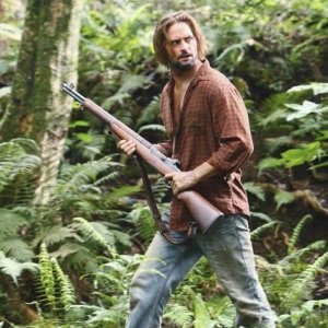 Josh Holloway in una scena dell'episodio This Place Is Death di Lost