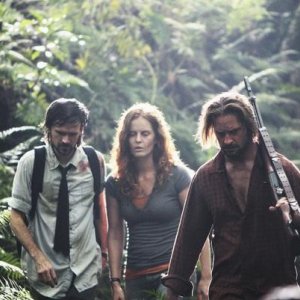 Josh Holloway, Rebecca Mader e Jeremy Davies in una scena dell'episodio This Place Is Death di Lost