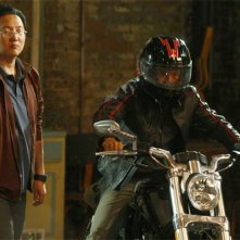 Masi Oka e James Kyson Lee in una scena di A Clear and Present Danger, terza stagione di Heroes