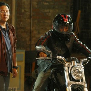 Masi Oka e James Kyson Lee in una scena di A Clear and Present Danger, terza stagione di Heroes