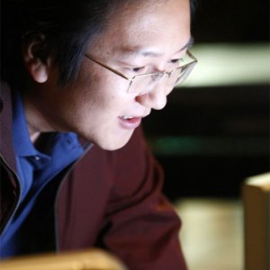 Masi Oka in una scena tratta da A Clear and Present Danger, terza stagione di Heroes