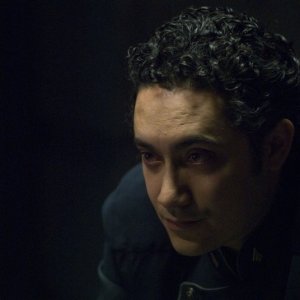 Alessandro Juliani in una scena dell'episodio Blood on the Scales di Battlestar Galactica