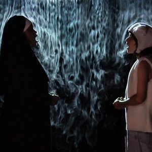 Denise Williams ed Ezra Perlman in una scena di Fig Trees.