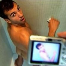 Elyas M'Barek sorpreso sotto la doccia nella serie televisiva Kebab for Breakfast