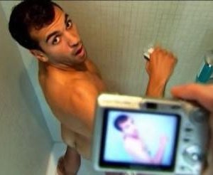 Elyas M'Barek sorpreso sotto la doccia nella serie televisiva Kebab for Breakfast