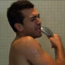 Elyas M'Barek sotto la doccia nella seria Kebab for Breakfast