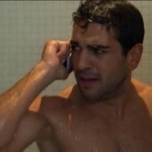 Elyas M'Barek sotto la doccia nella serie televisiva Kebab for Breakfast