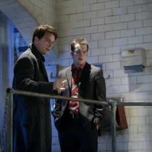 Gareth David-Lloyd con John Barrowman in un momento dell'episodio 'La mietitrice di anime' della serie tv Torchwood