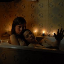 Inés Efron e Mariela Vitale in una sequenza del dramma El niño pez (The Fish Child)