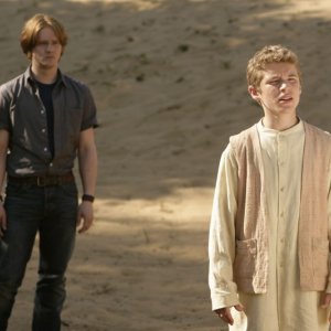 Jack Montgomery e alle sue spalle Bryan Dick nell'episodio 'Adam' della seconda stagione di Torchwood